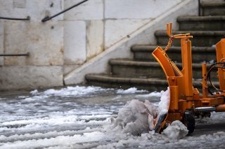 Le Conseil fédéral demande 8,8 milliards de francs pour l'entretien des routes nationales entre 2024 et 2027, notamment pour le déneigement (archives).
